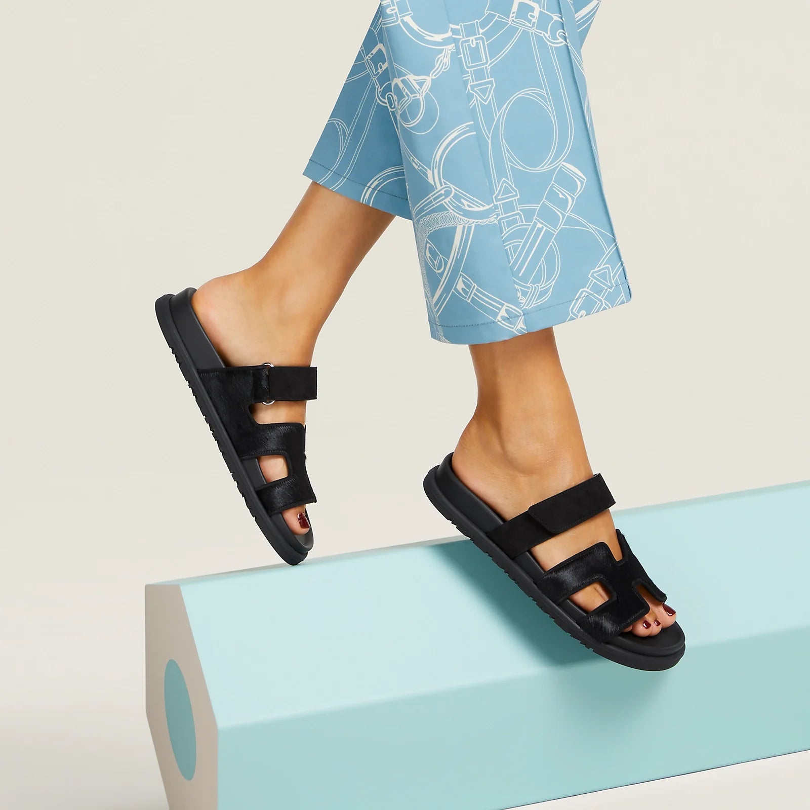 Hermes Chypre Suede Sandals - Noir